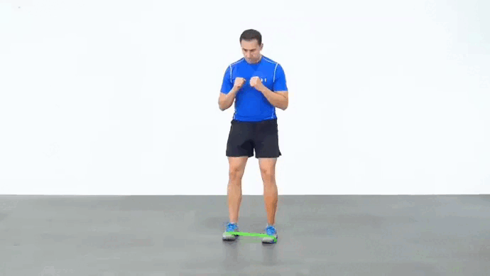 ejercicio para glúteo medio con banda elástica llamado monter walks y realizado por Domingo Sánchez